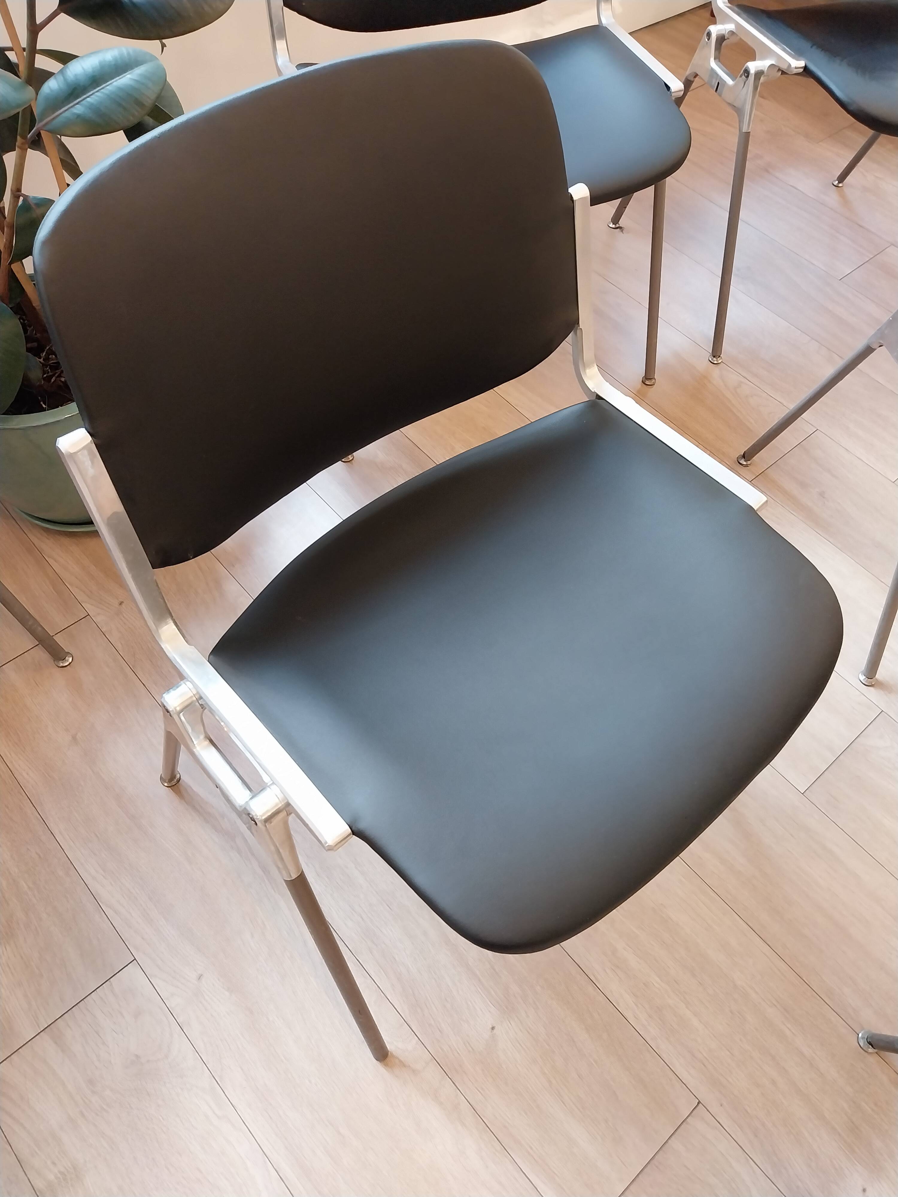 Lot de 6 chaises vintage DSC 106 – Giancarlo Piretti pour Anonima Castelli