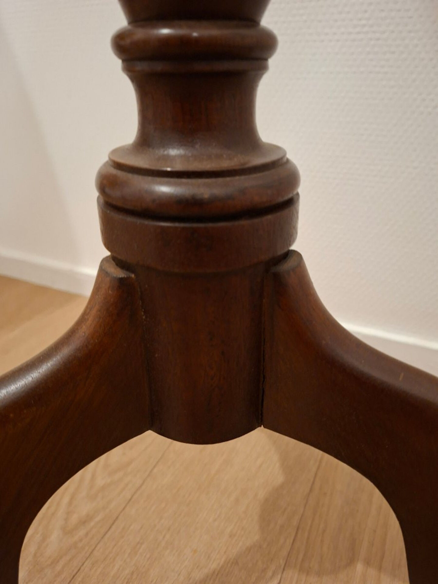 High English guéridon/side table in mahogany.