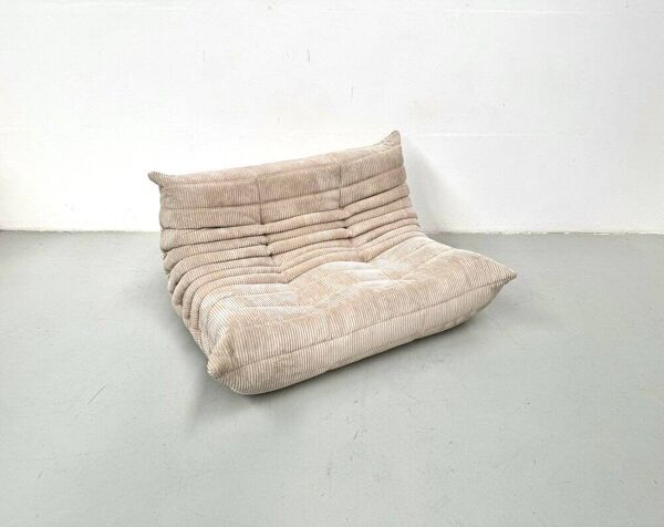 Canapé deux places en velours côtelé beige attribué à Michel Ducaroy pour Ligne Roset, années 1970.