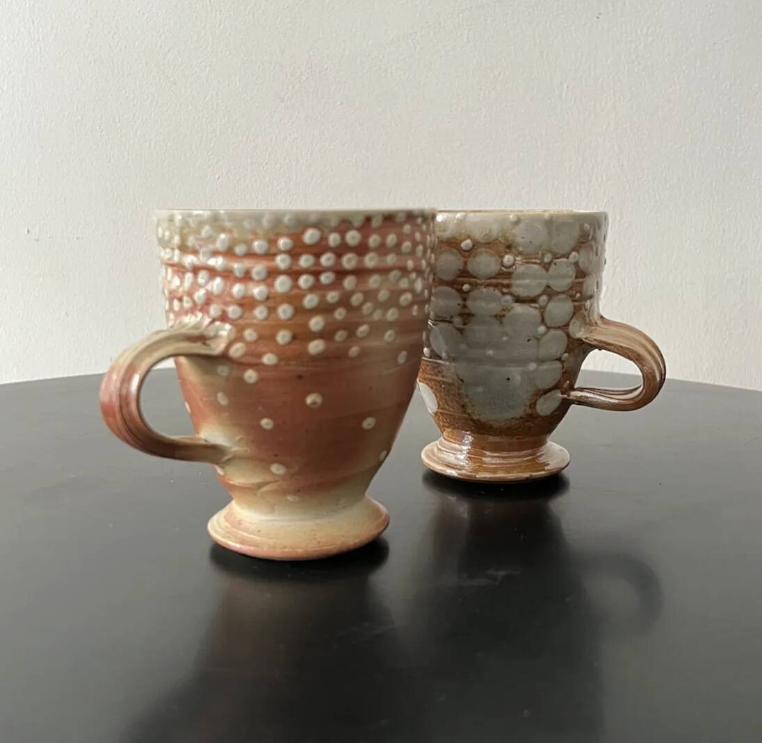 Set of 2 enamelled stoneware mugs with stylised polka dots.