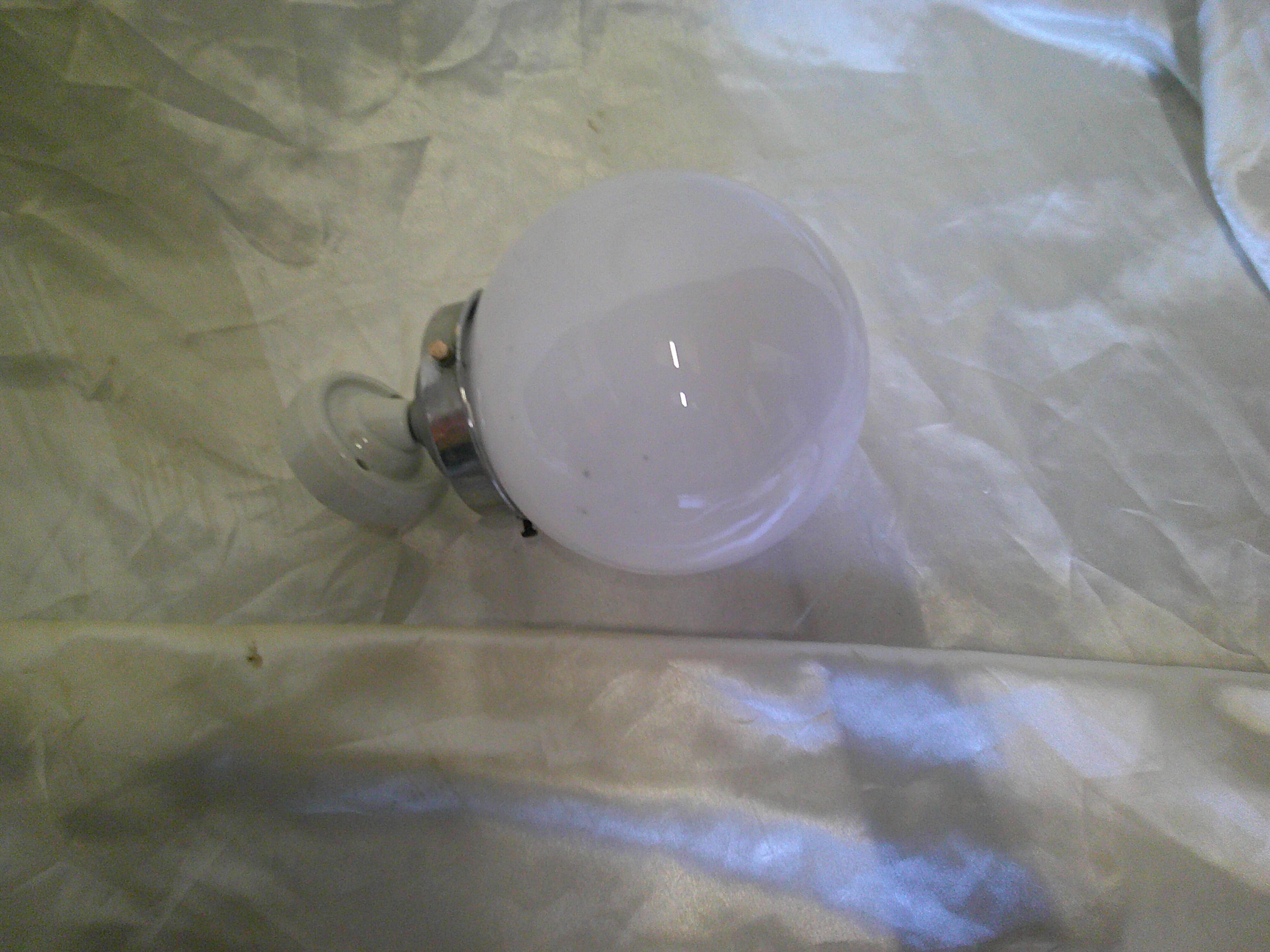 Ancienne applique boule en opaline blanche