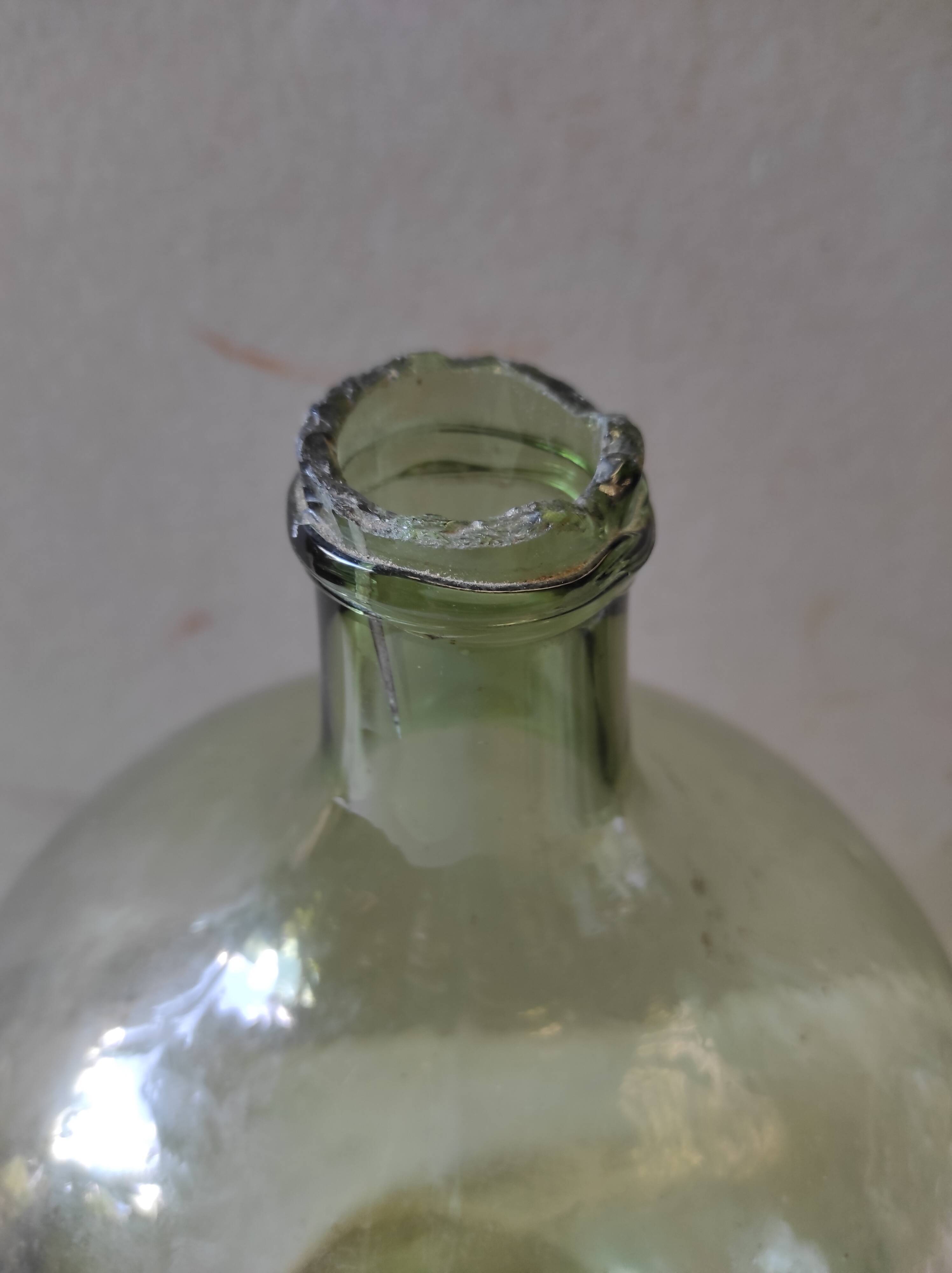 Vintage former lady-jeanne in green glass 10 L broken neck