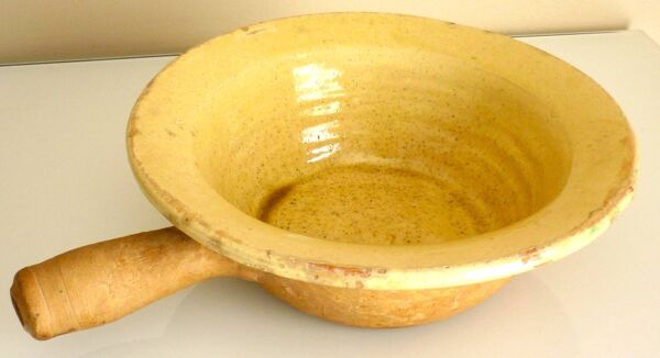 Poêlon, caquelon ancien en terre cuite vernissée jaune du sud de la France