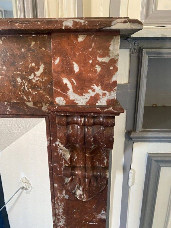 Cheminée de style Louis Philippe en marbre rouge moucheté XX siècle