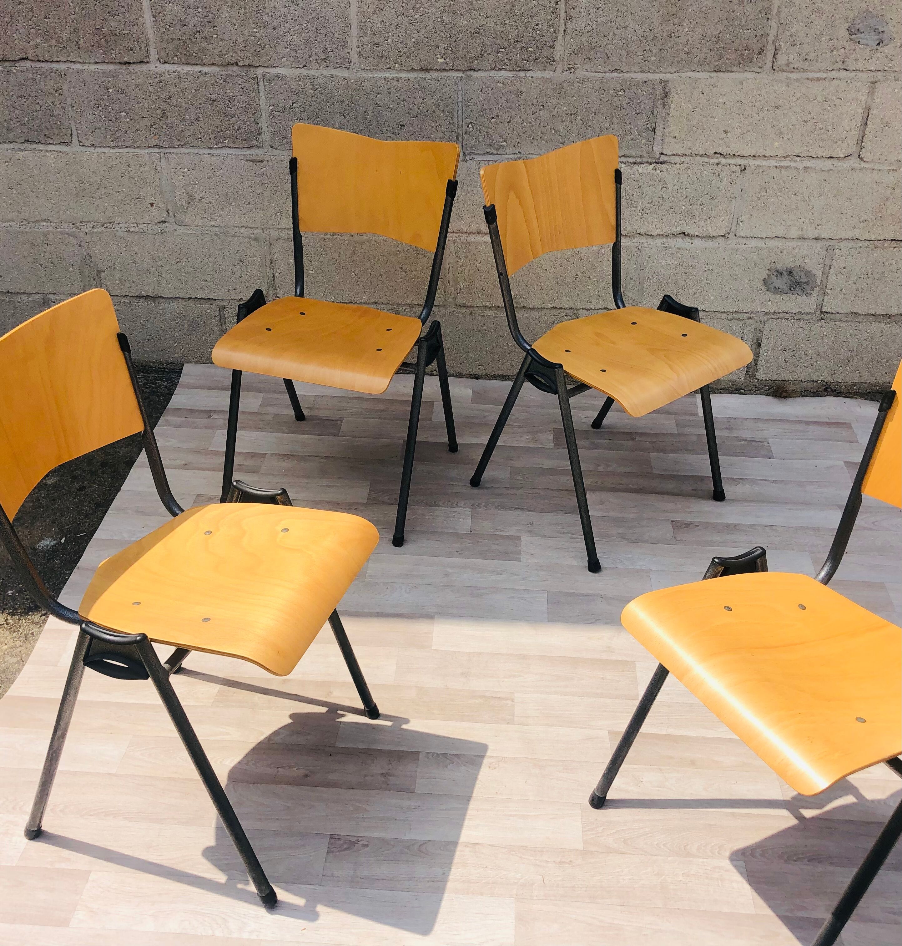 Set of 4 chairs design in wood