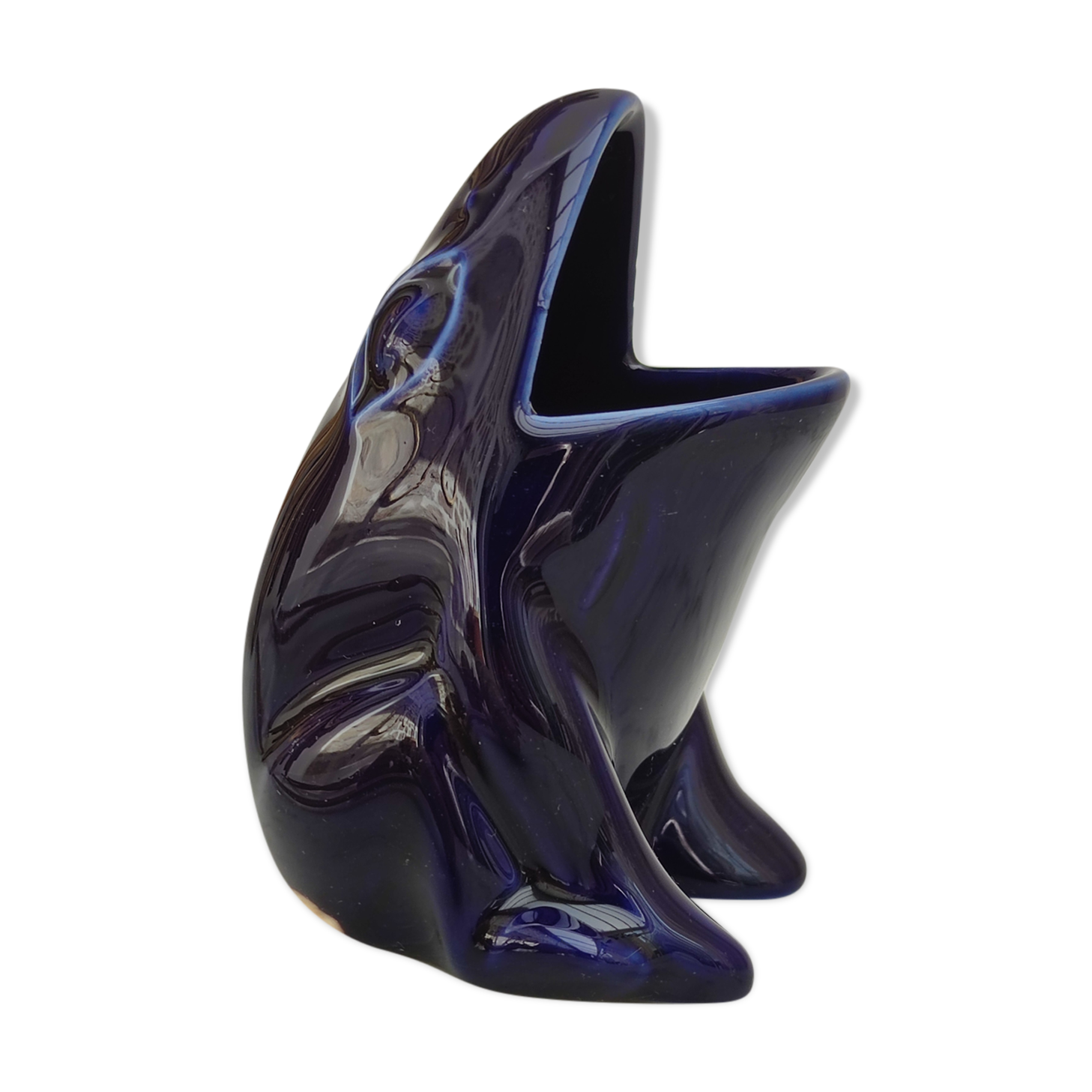 Frog carries bouquet