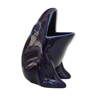 Frog carries bouquet