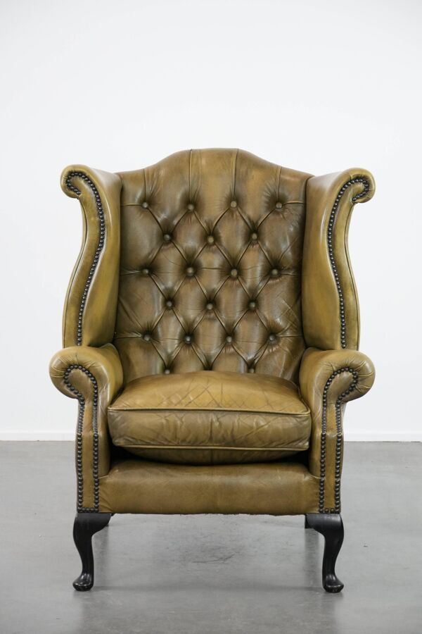 Fauteuil à oreilles Chesterfield en cuir vachette vert mousse de style anglais.