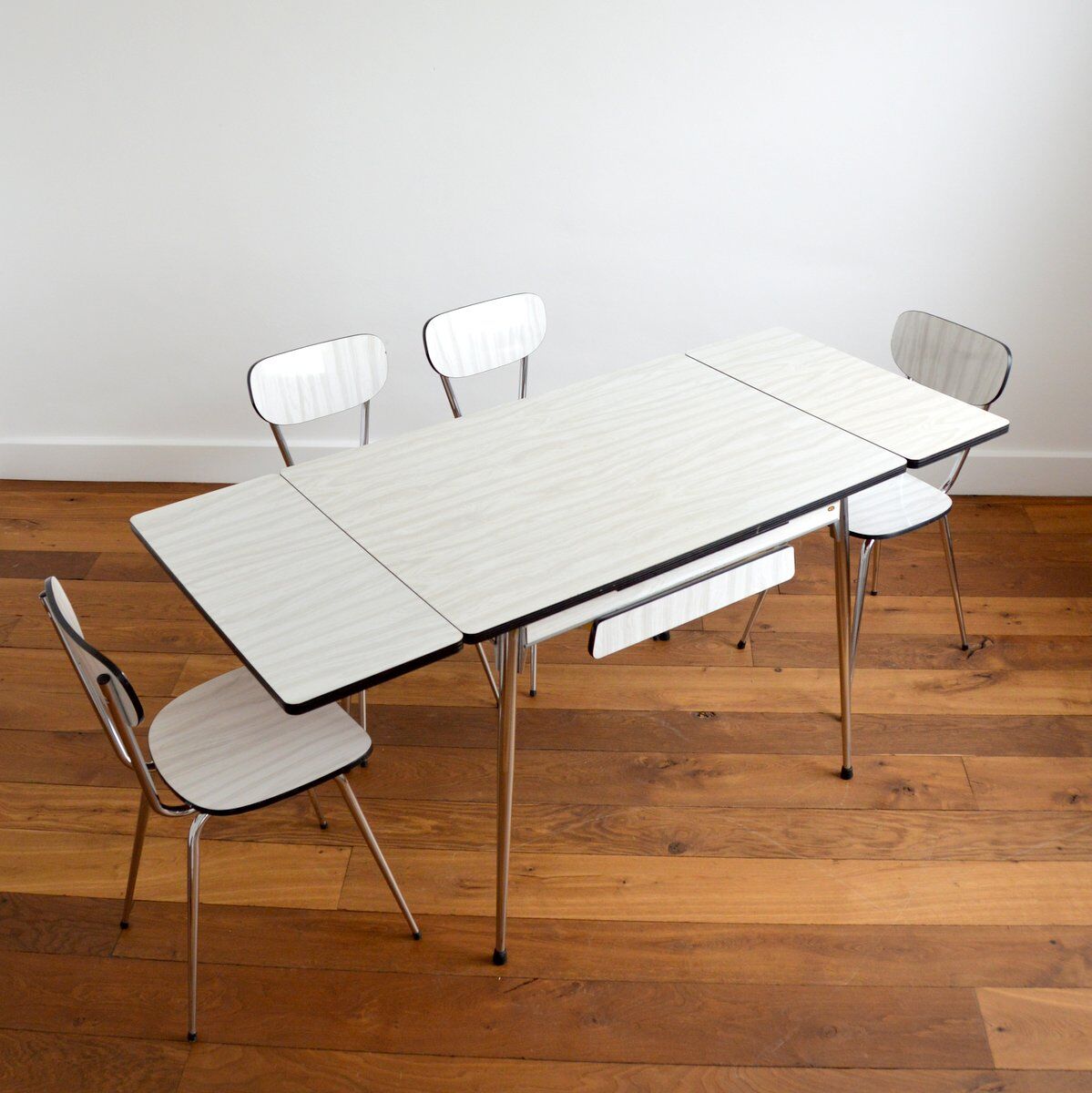Table with extensions and chairs in formica 1950s