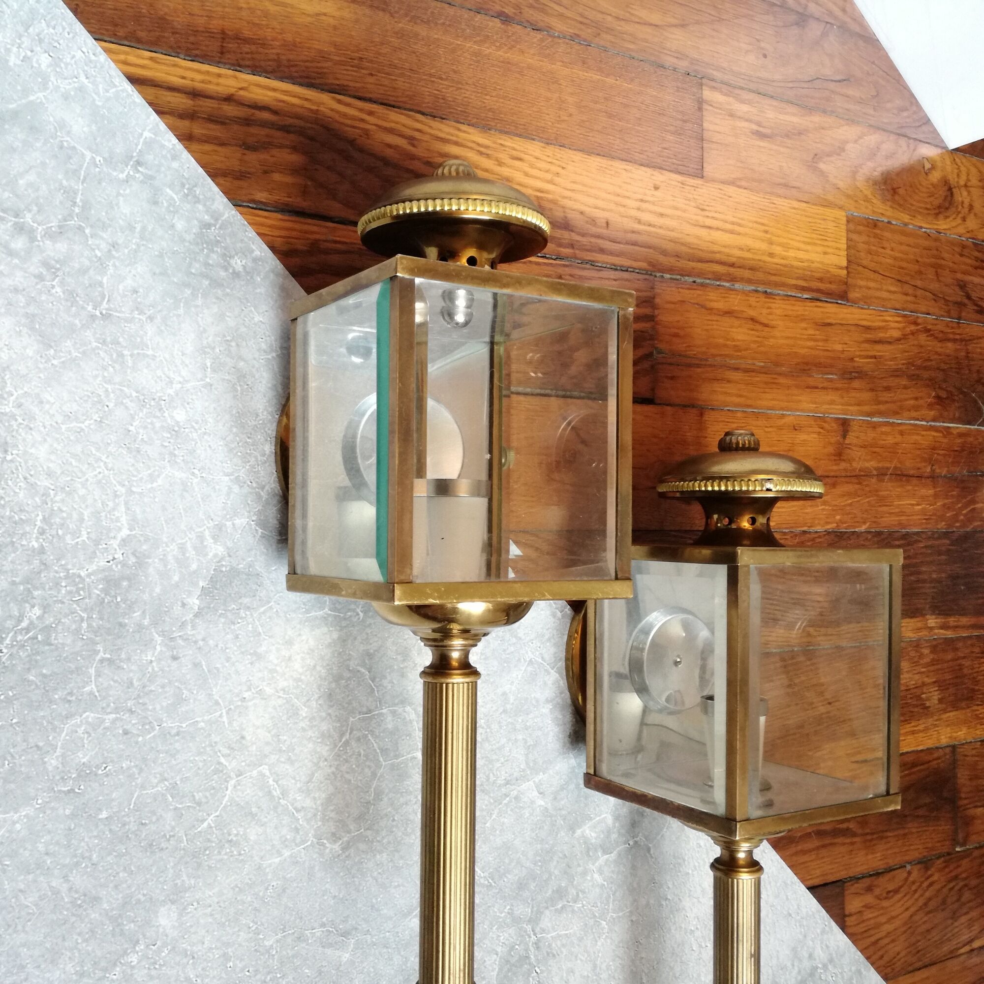 Brass and beveled glass lantern-like wall lamps in brass and beveled glass