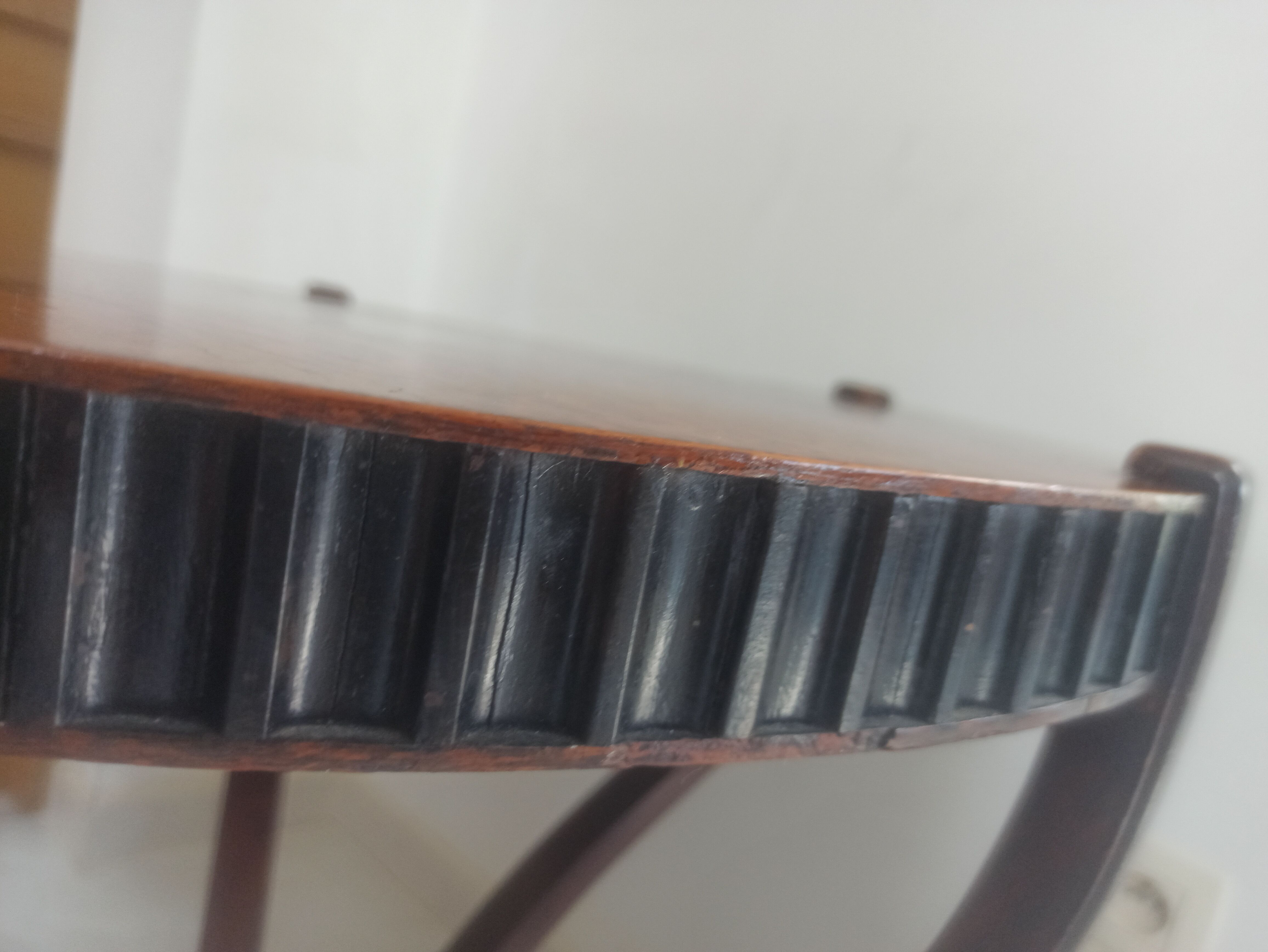 Round table Art Deco mahogany veneer on a tulip-shaped base