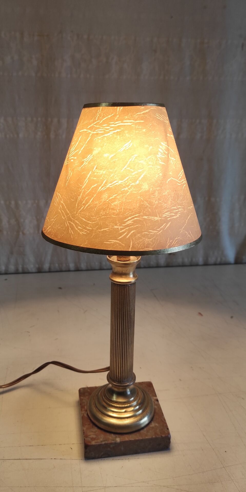 Table lamp in gilded brass and marble - mid 20th century.
