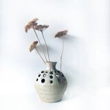 Ceramic vase pique flowers