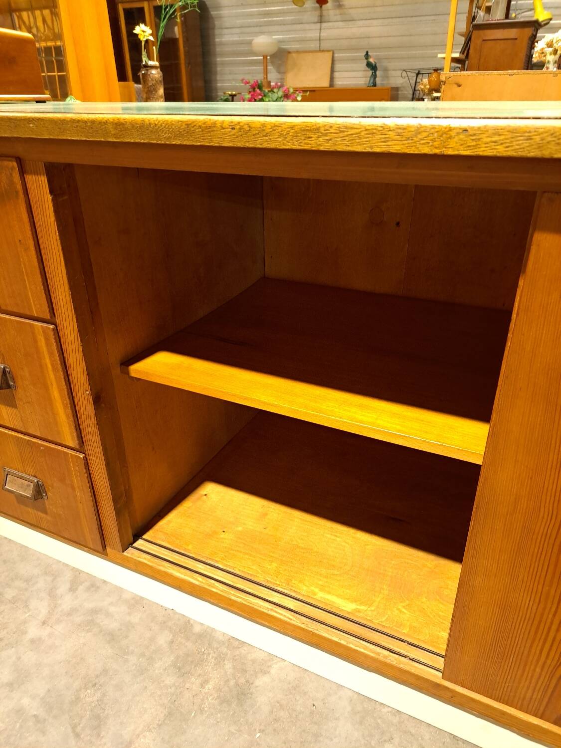 meuble de métier en bois ancien avec lame en formica