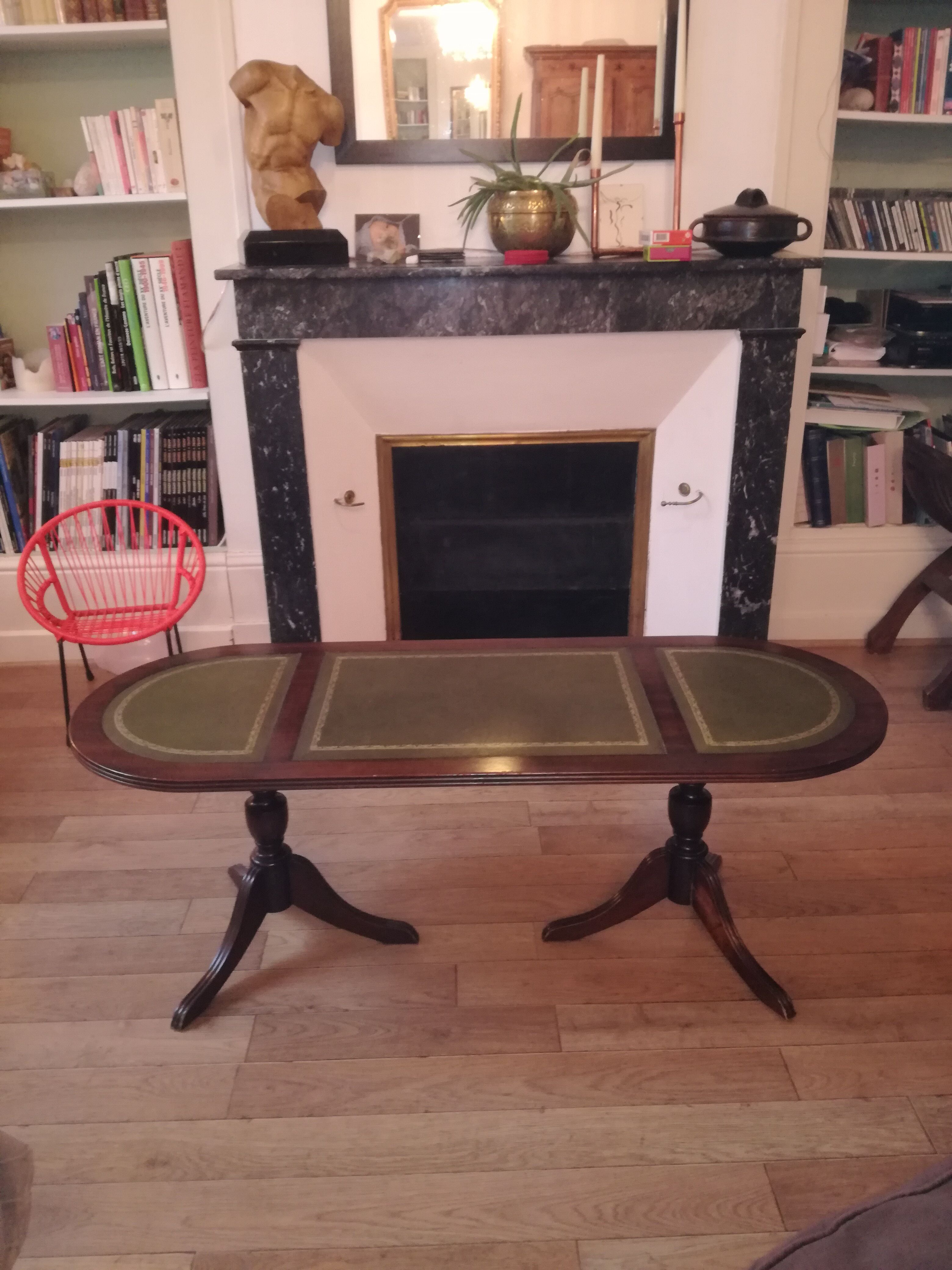 Table basse style anglais dessus en cuir vert