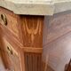 Commode a ressaut central en bois d'amarante et bois de rose XX siècle
