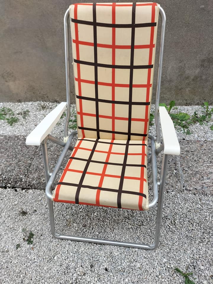 Set of two vintage folding chairs