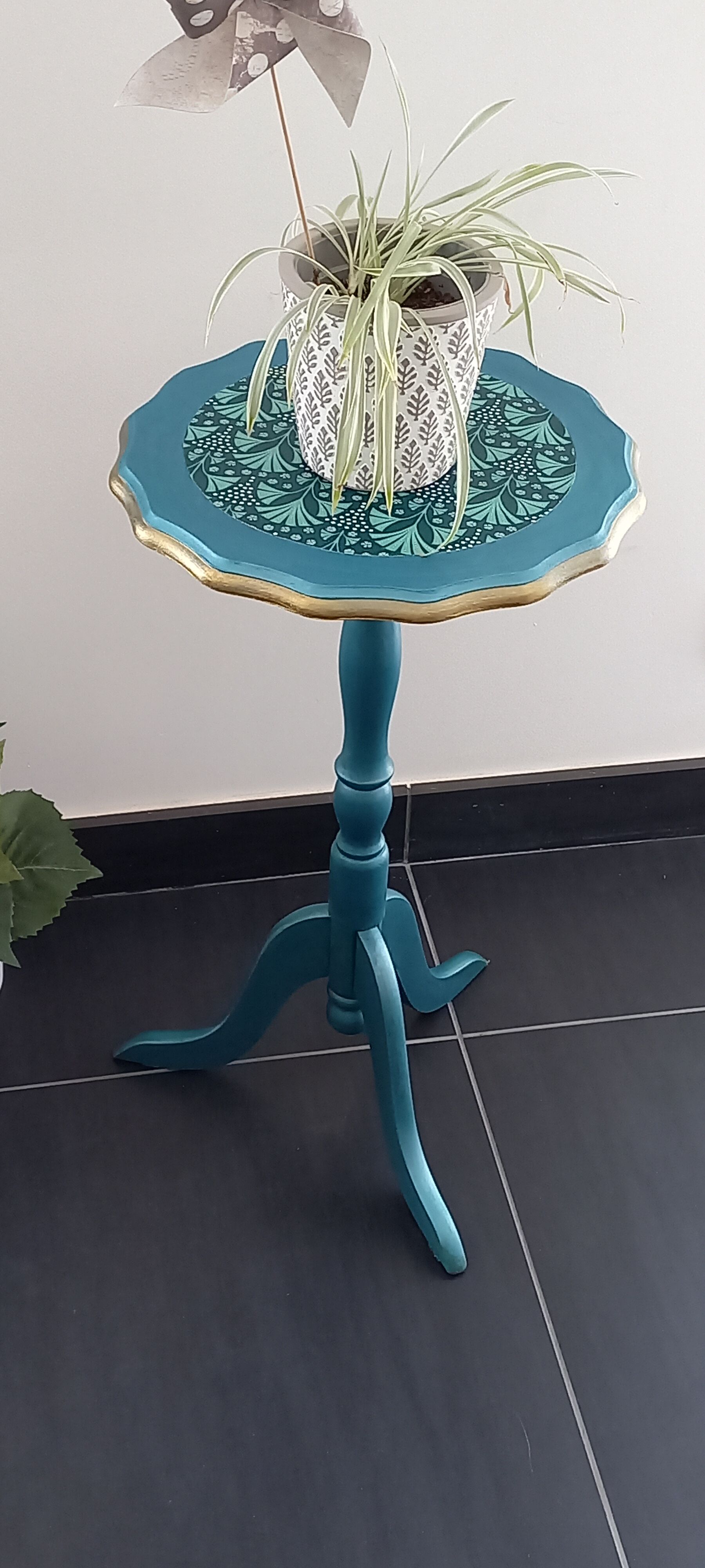 Vintage tripod pedestal table
