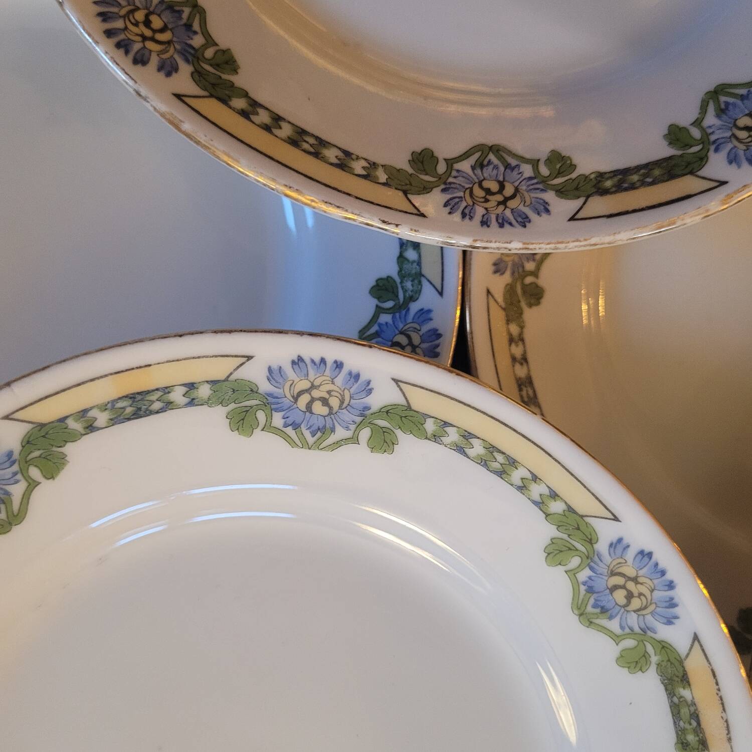 Set of 10 fine porcelain plates with Art Deco decoration.