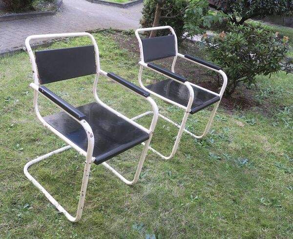 Paire de chaises de jardin cantilever en fer peint et bois, années 1930