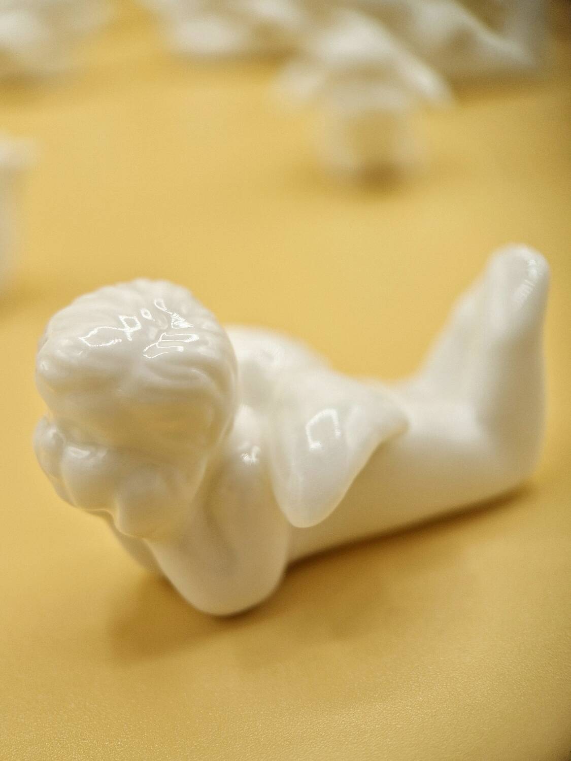 12 porte-couteaux vintage en porcelaine figurant des chérubins