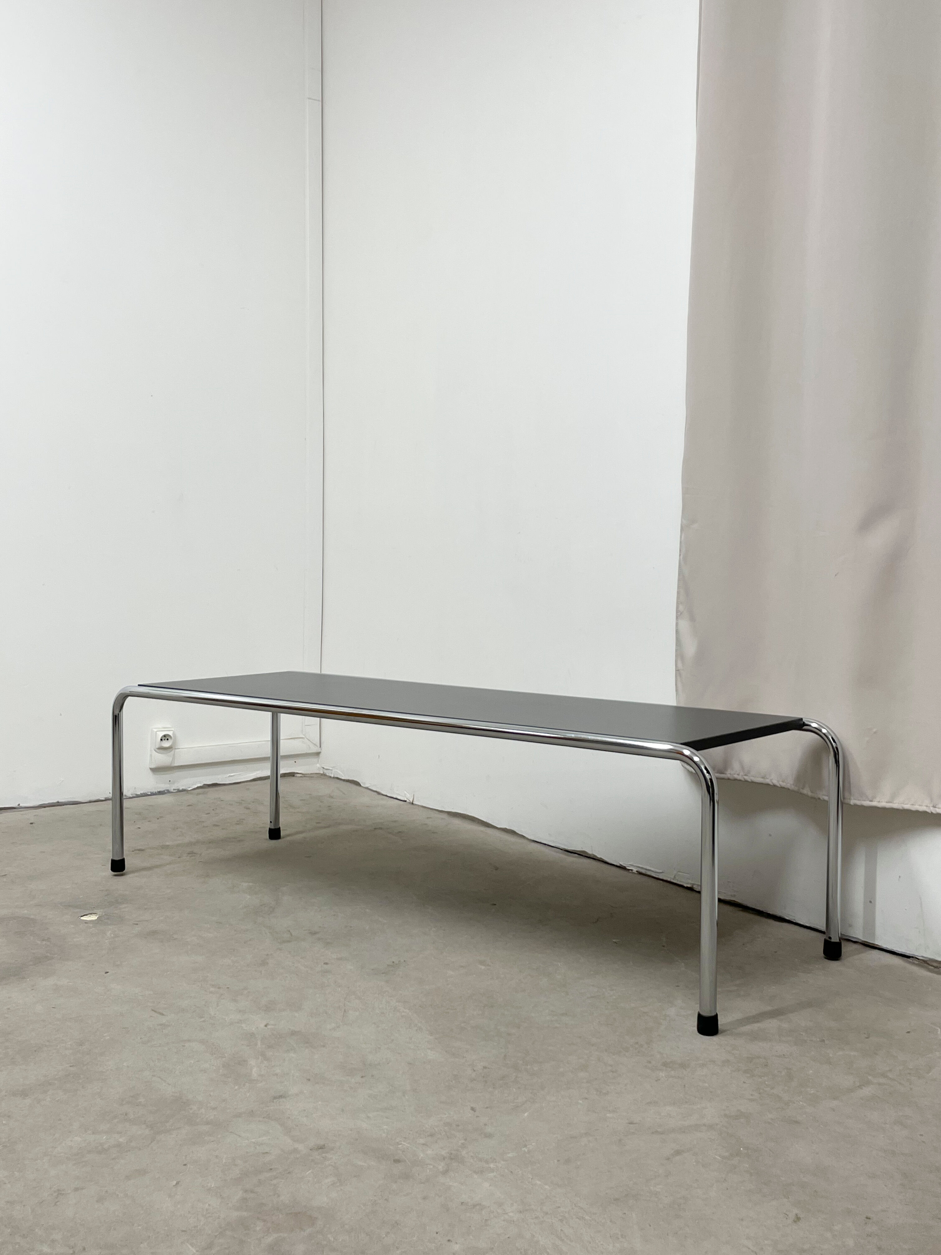 Table basse en métal chromé et mélaminé gris