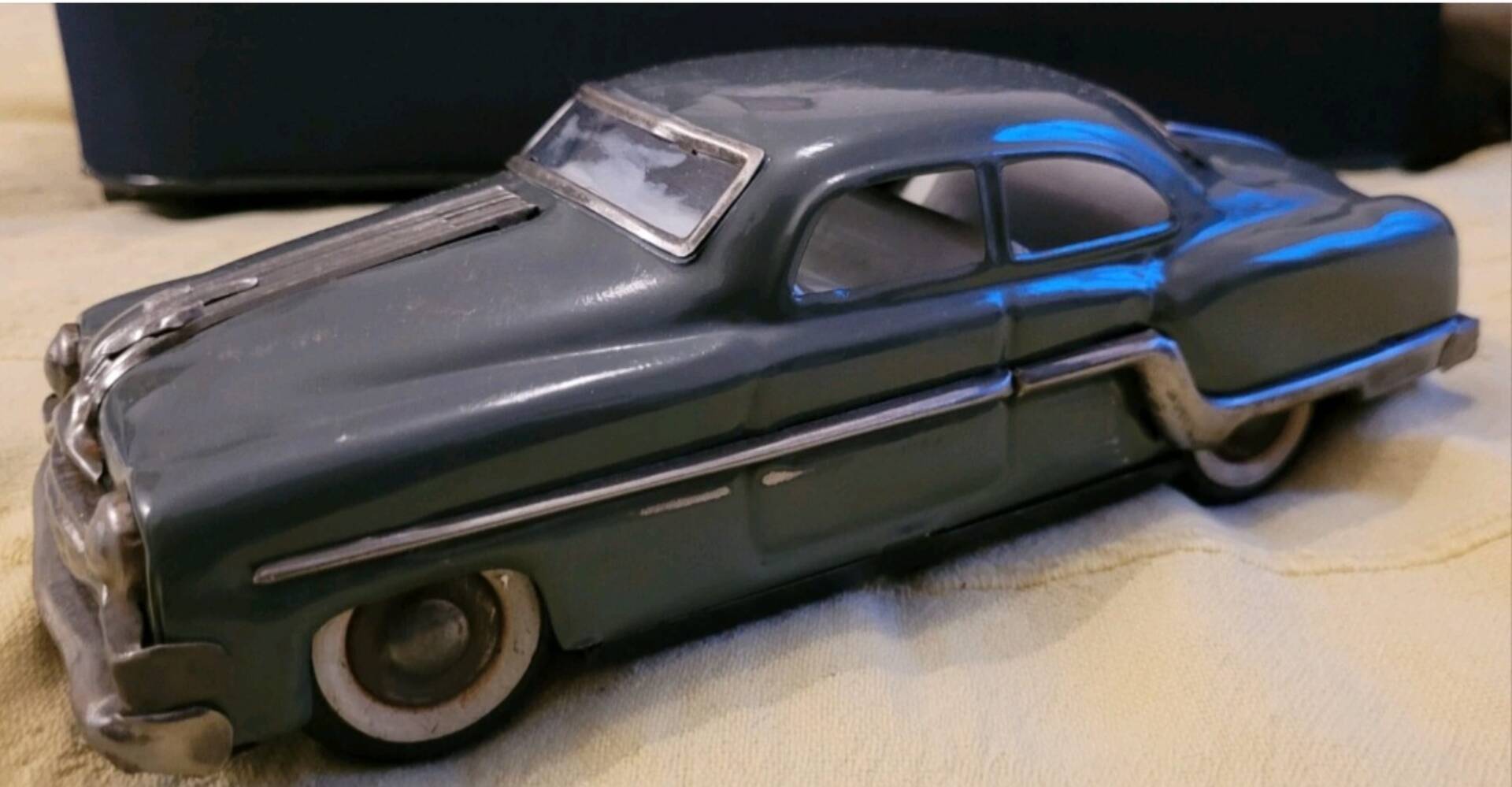 Pontiac Chieftain Minister Deluxe tin car Amar Toys
