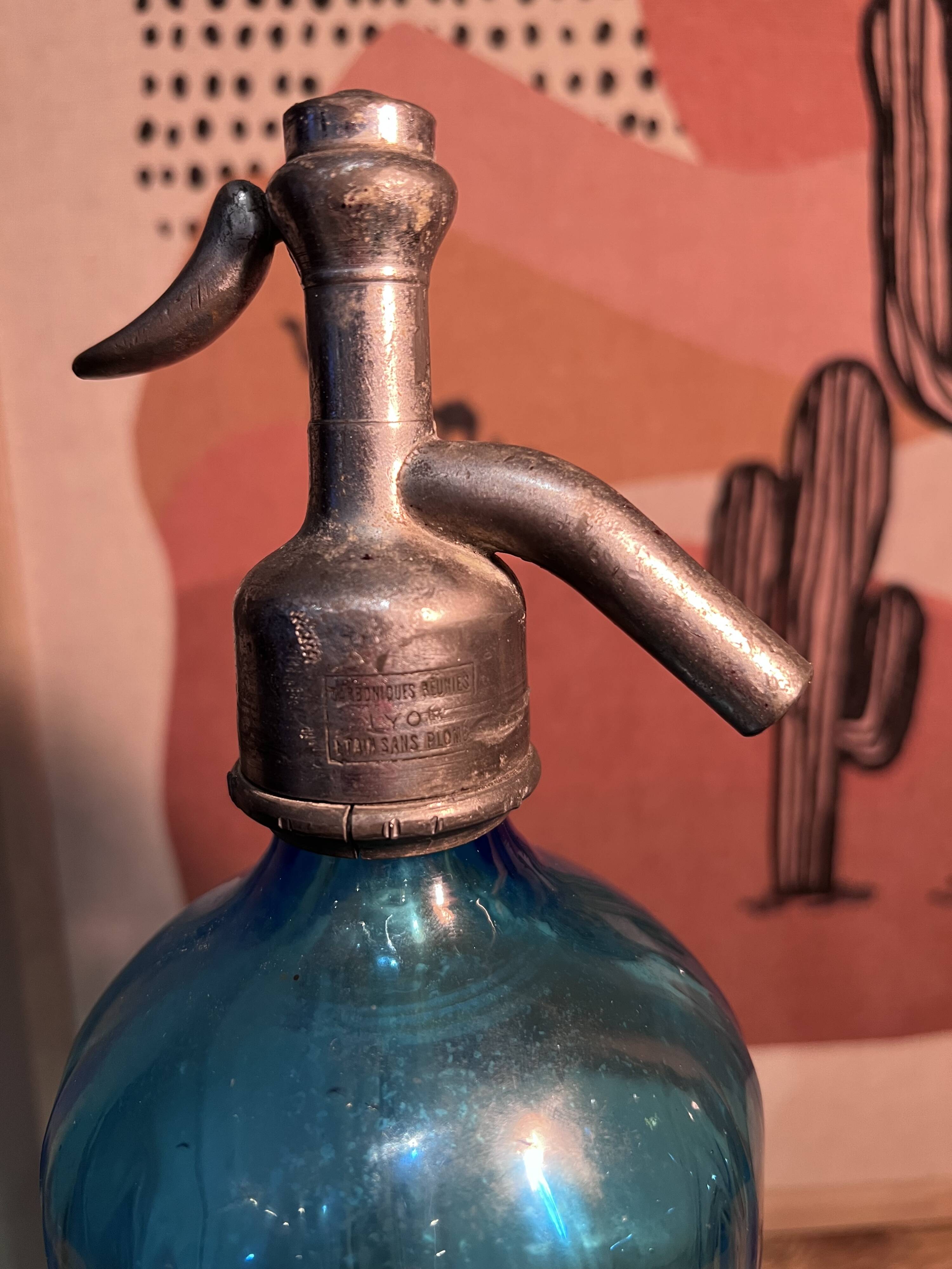 Siphon Albert Guigon Annecy with a blue pan, siphon for sparkling seltzer water.