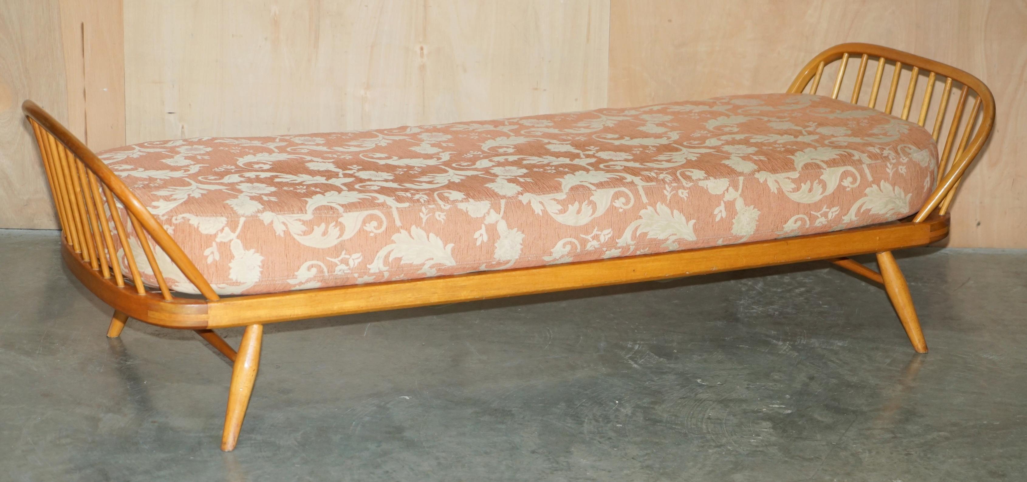 Vintage Ercol Windsor Studio 355 canapé / daybed, light wood, Mid-Century Modern design.