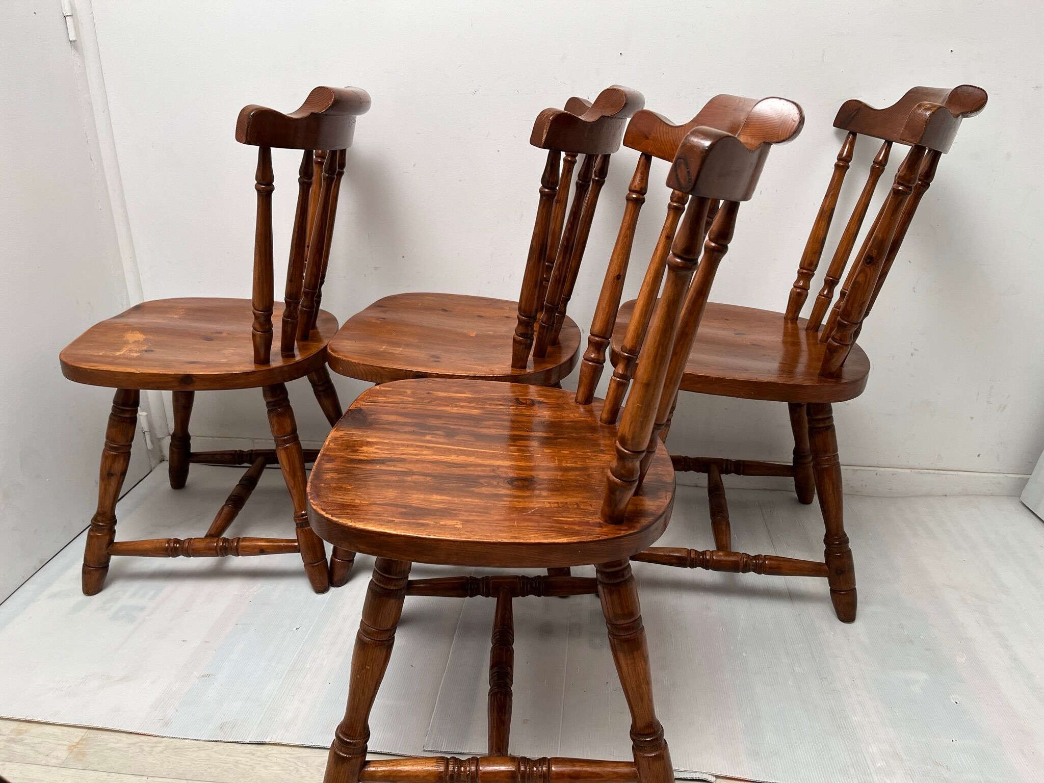 4 chaises western de saloon vintage 1970-1980
