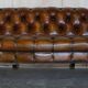 Paire de canapés Chesterfield en cuir Howard & Sons