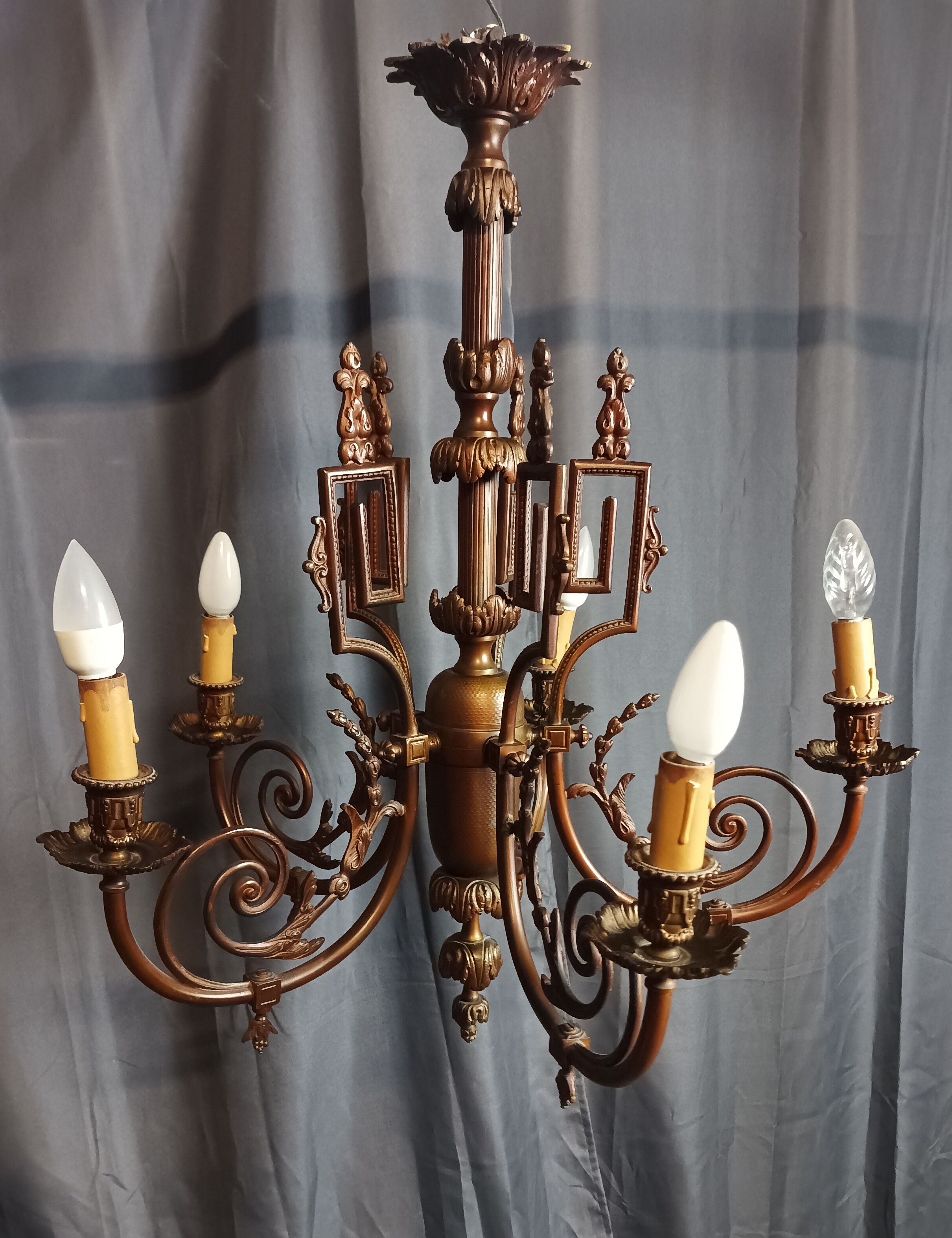 Louis XVI chandelier in bronze and brass