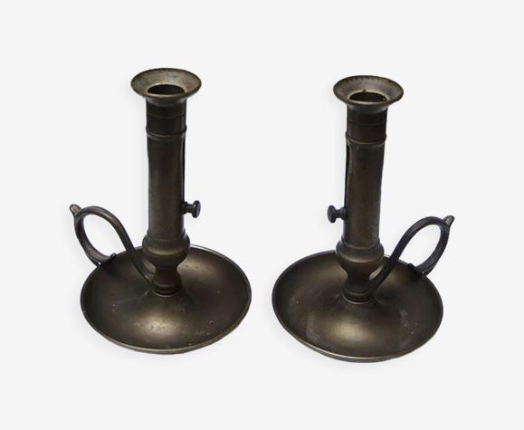 2 anciens bougeoirs poussoirs en métal doré