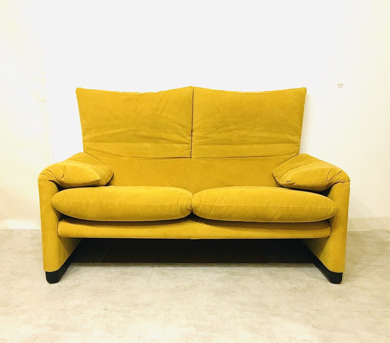 Maralunga sofa by Vico Magistretti for Cassina 2 places
