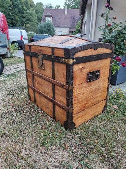 Travel trunk early 20th