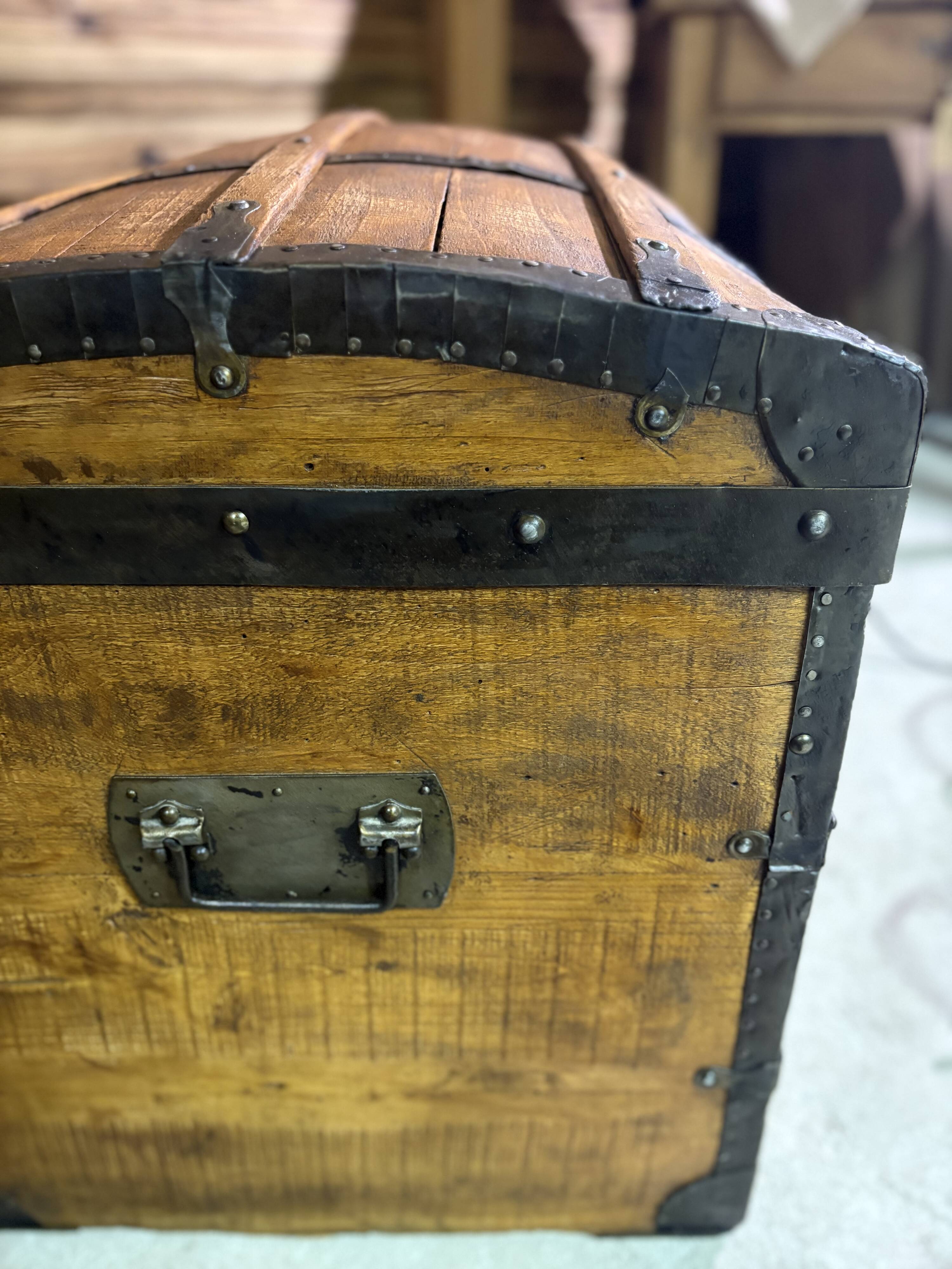 Grande malle de voyage bombée ancienne – restaurée avec soin