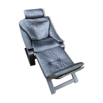 Black leather armchair and footrest Kroken Nelo Design
