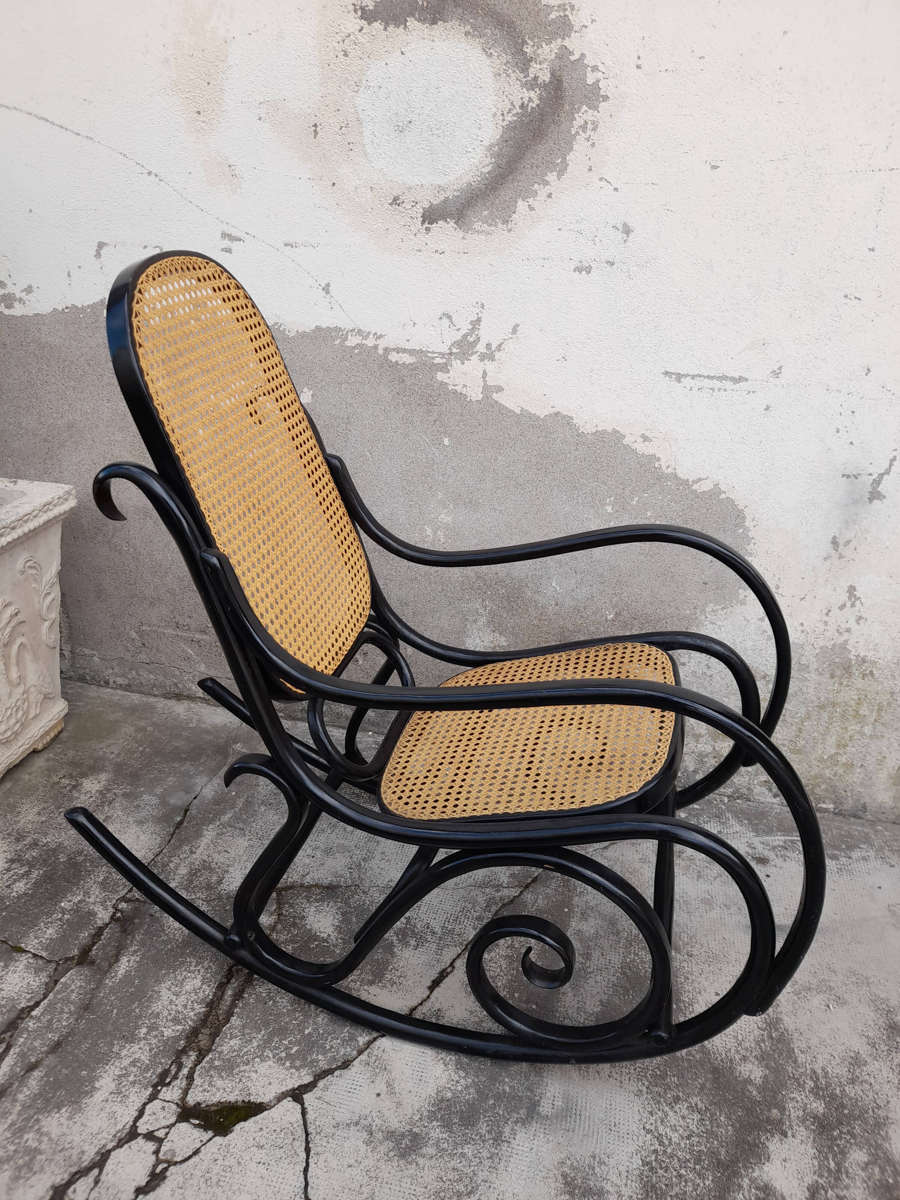 Rocking-chair noir canné bois courbé 1930