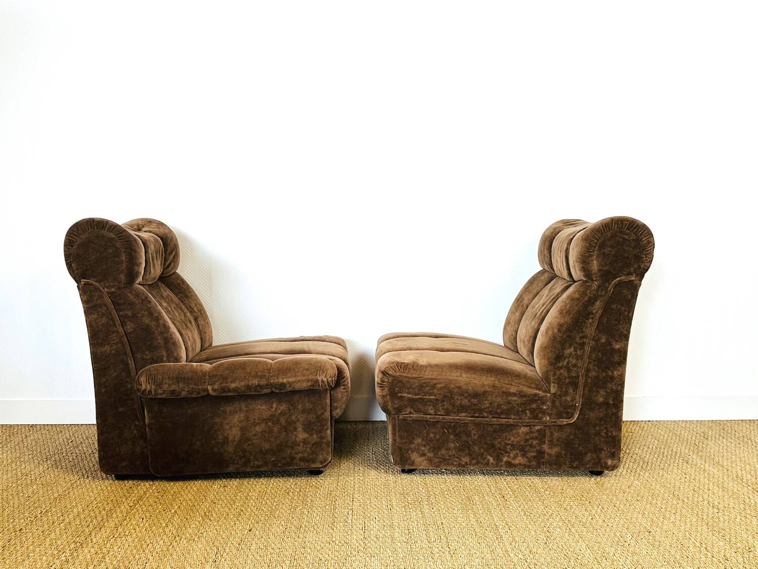 2 vintage velvet armchairs from the 1960s