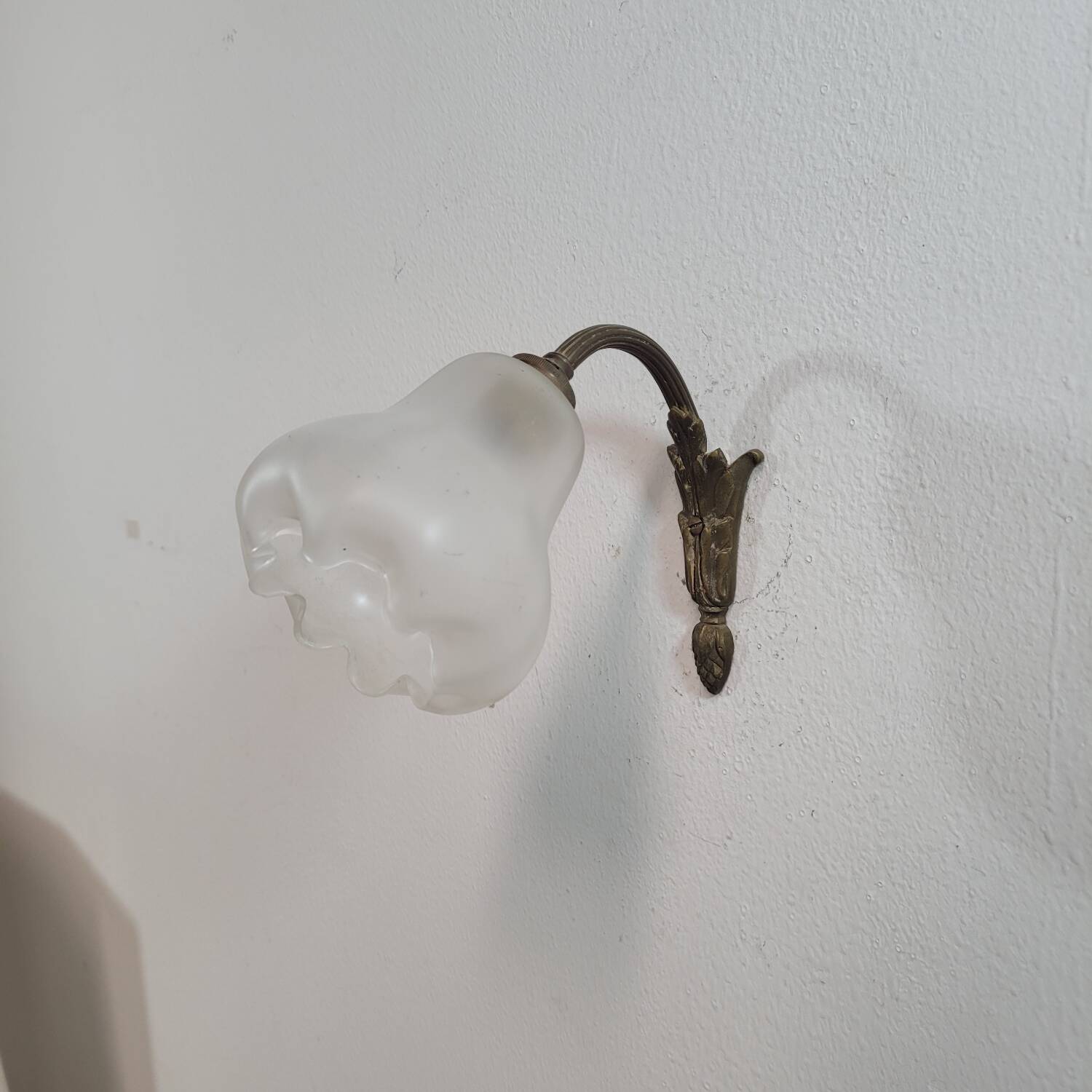 Vintage art deco wall lamp in sandblasted glass and brass