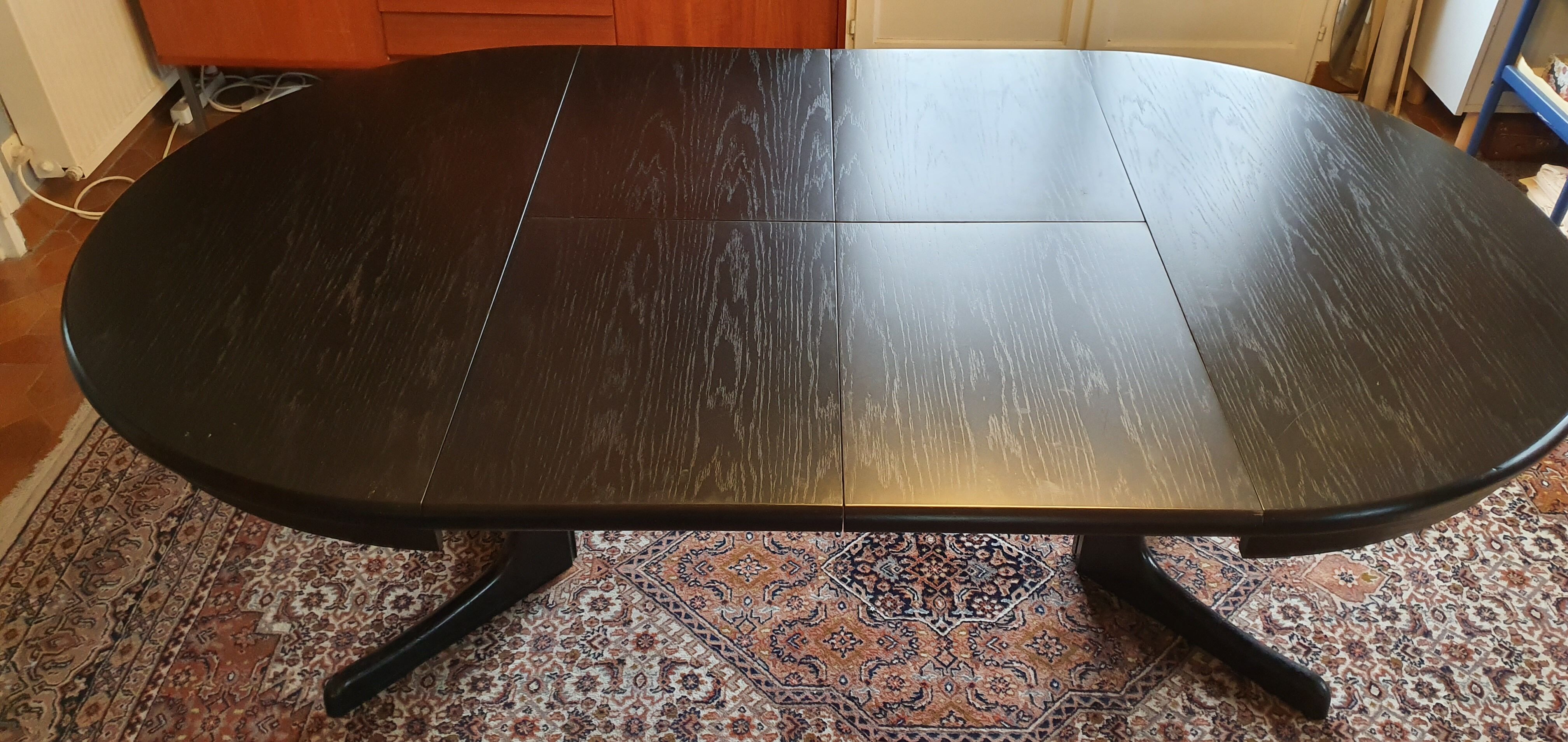 Baumann-type table with 4/8-person extensions.