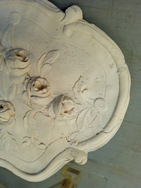 Louis XVI pediment with plaster low relief roses