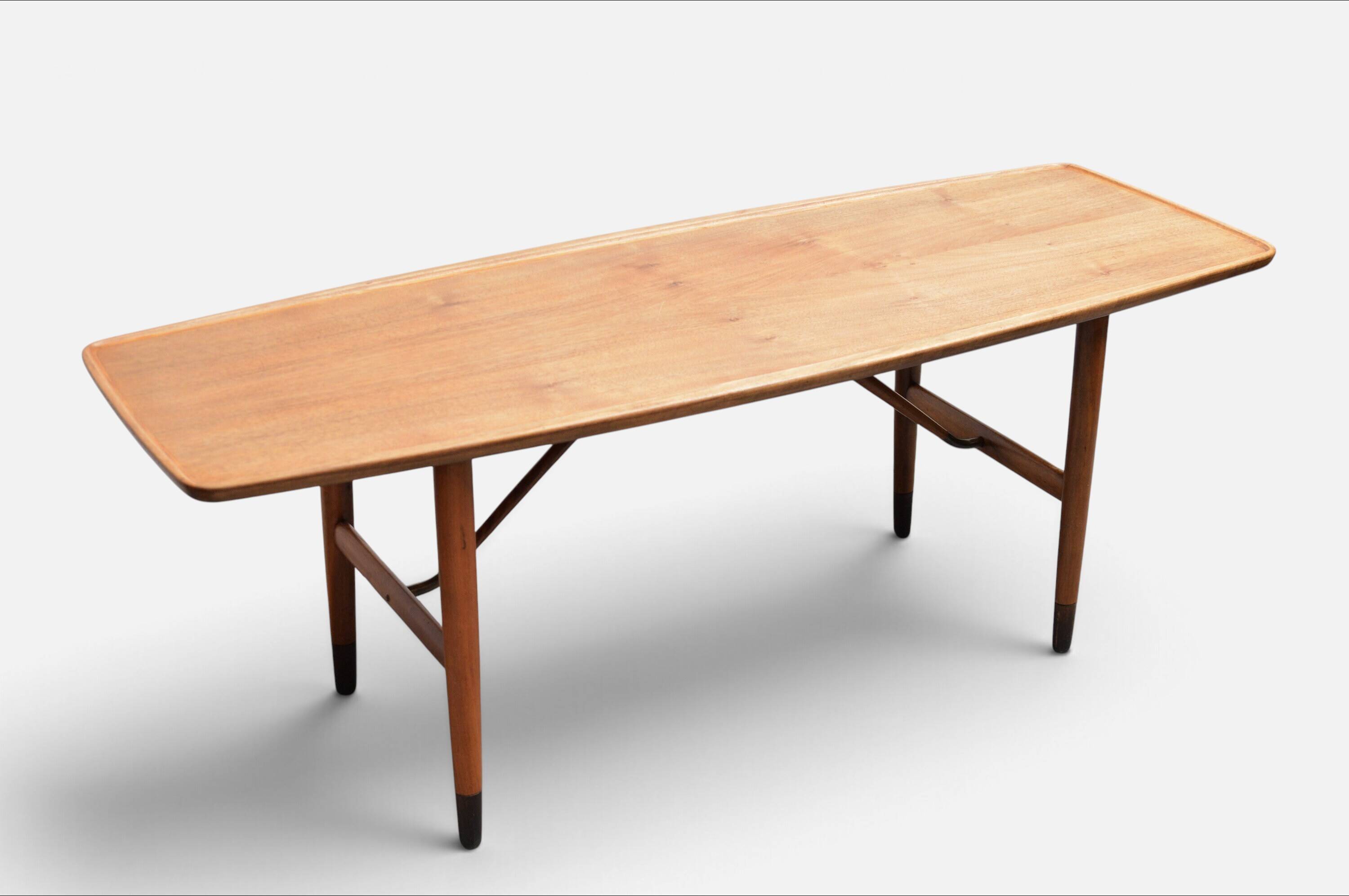 Table basse Anton Kildeberg (attribuée), noyer et laiton, Danemark années 1950-60.