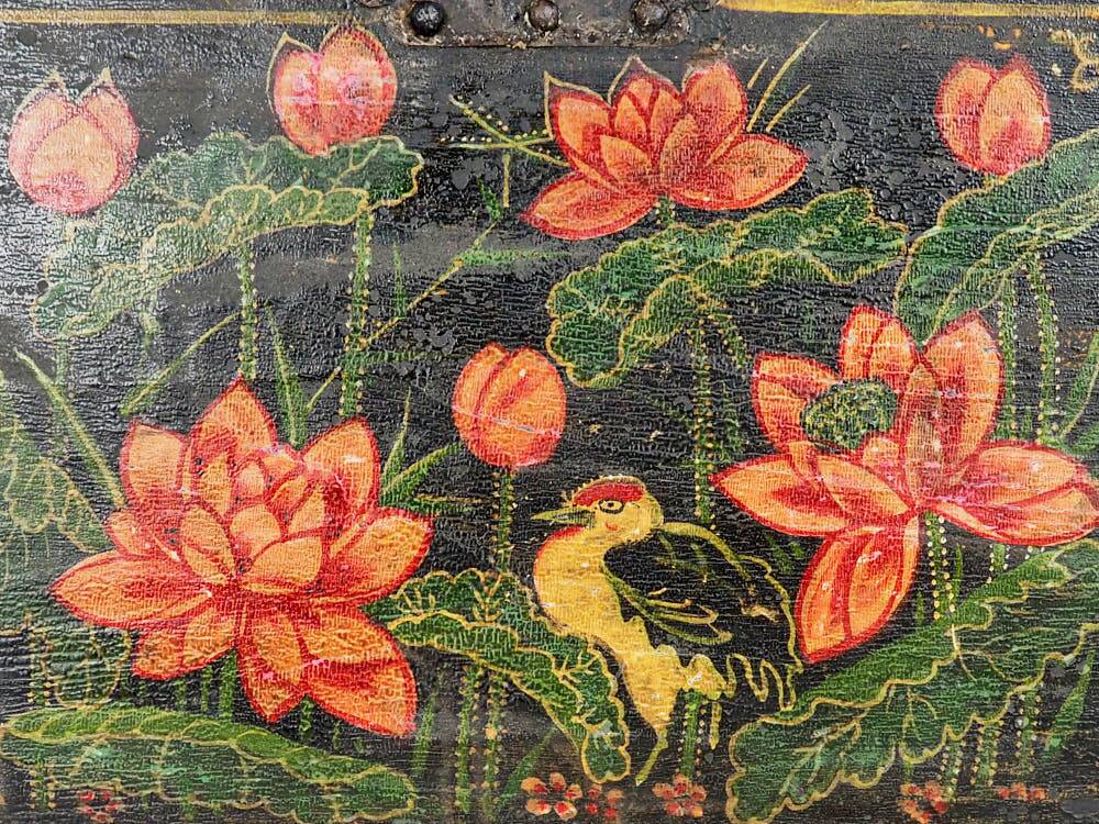 Coffre d’opéra chinois avec illustrations de la flore et de la faune (Chine 1900)