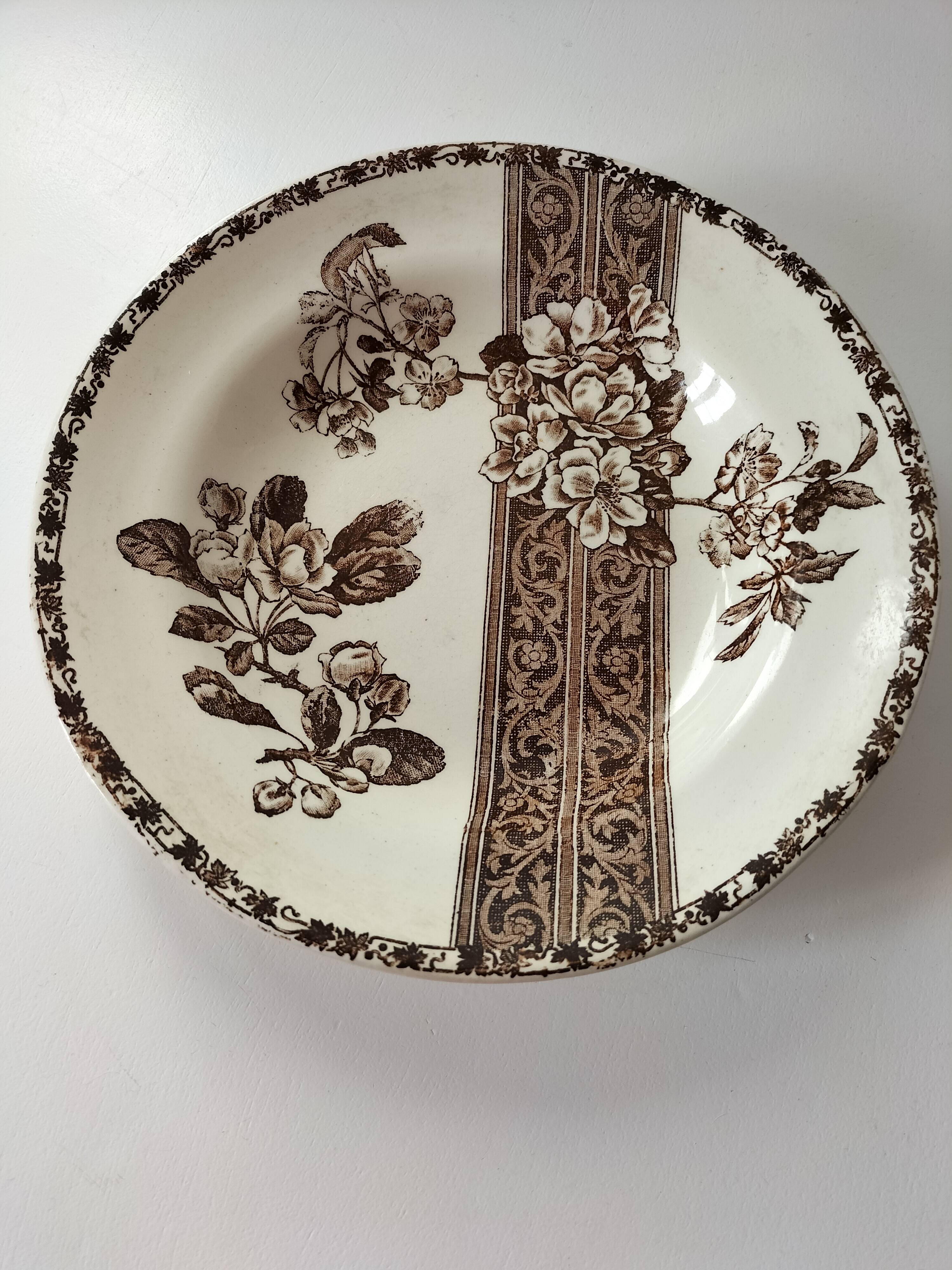 Antique plate with brown floral decoration, Grand dépôt E. Bourgeois
