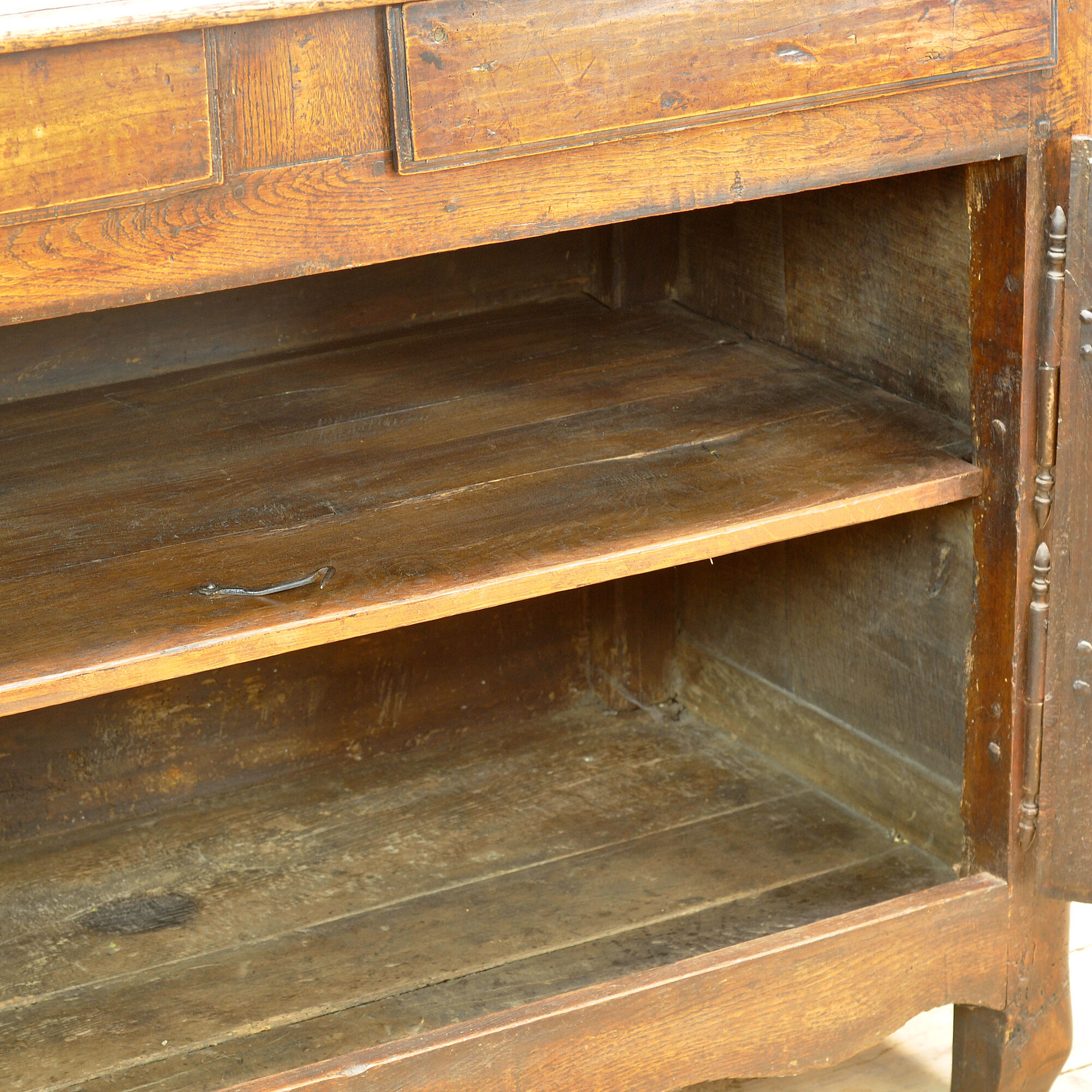 Cabinet en chêne Louis XV, vers 1750