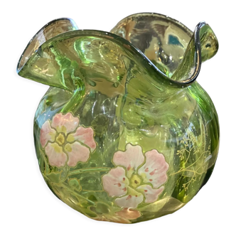 Vase en verre émaillé à décor de fleurs