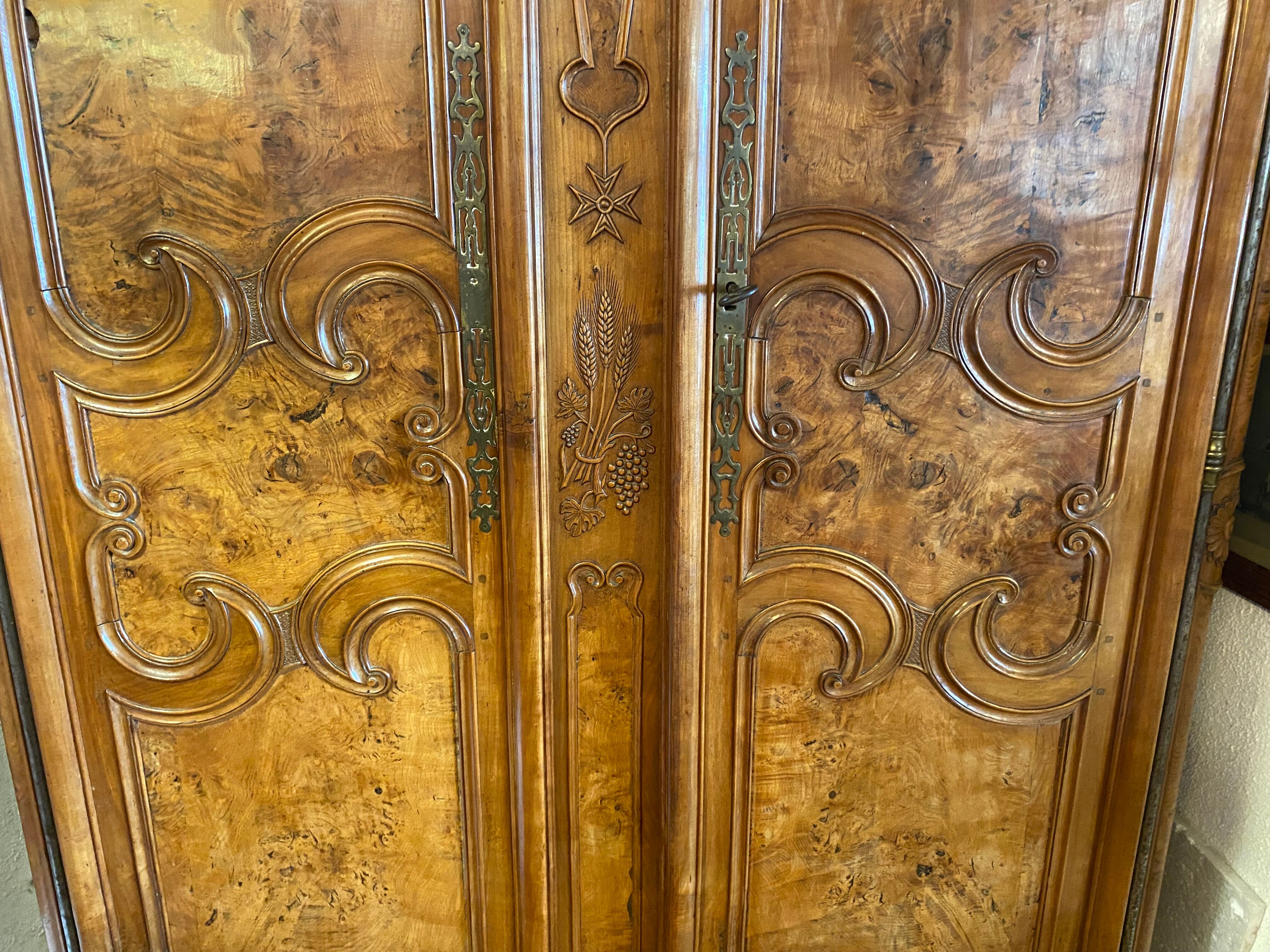 Wedding wardrobe of the Bressan country in walnut and walnut magnifying glass dated 1850