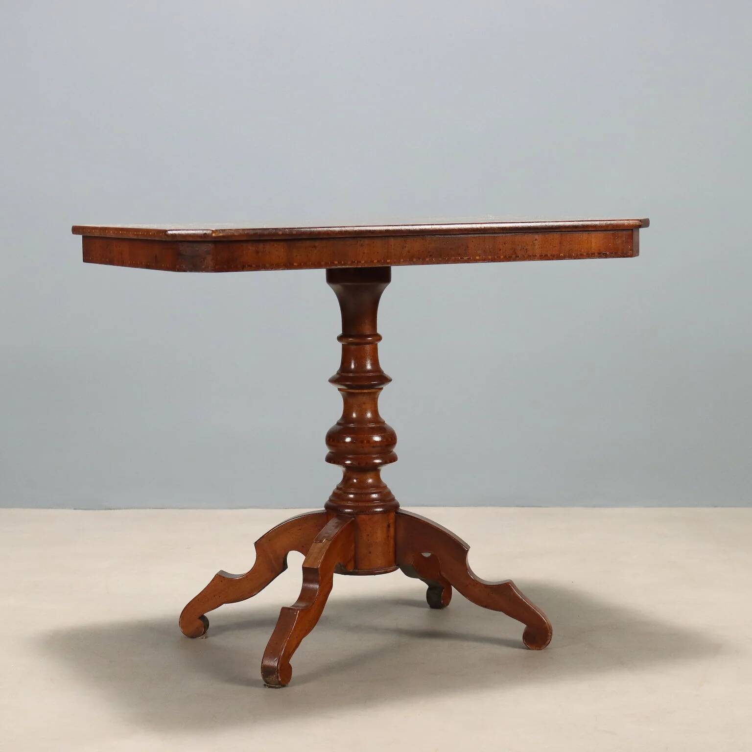 Petite table ancienne en noyer avec incrustations, Italie, XXe siècle