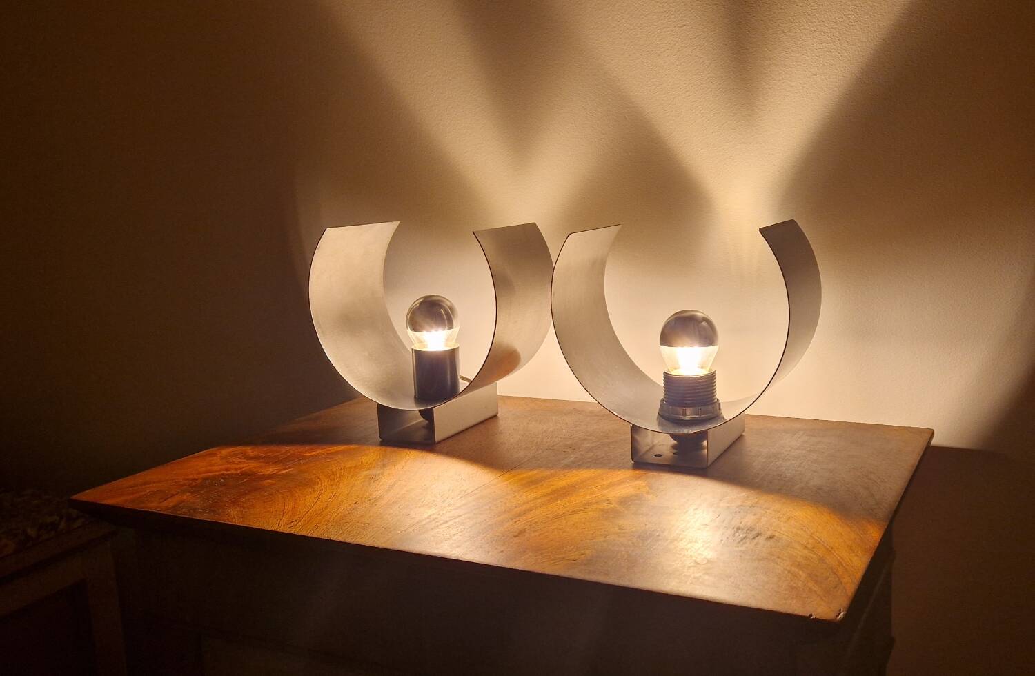 Pair of sculptural lamps in brushed metal – Design by Philippe Rogier